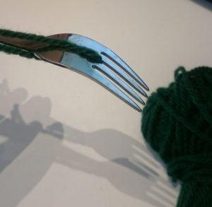 DIY Comment faire un pompon avec une fourchette 